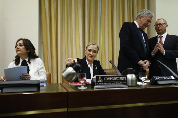 Cifuentes, antes de comparecer ayer en la comisión parlamentaria que investiga las finanzas del PP. :: E.P.
/