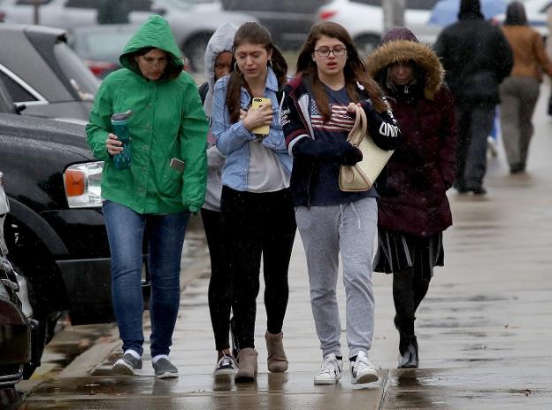 Estudiantes del instituto de Maryland donde ocurrió el ataque. :: afp/