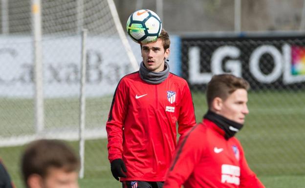 Antoine Griezmann, en un entrenamiento con el Atlético. /efe