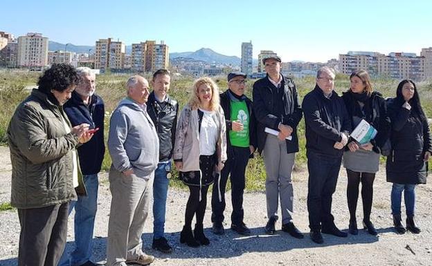 Espinosa, Ramos, Zorrilla, Torralbo y Galindo, con los colectivos que defienden un bosque en los terrenos de Repsol./