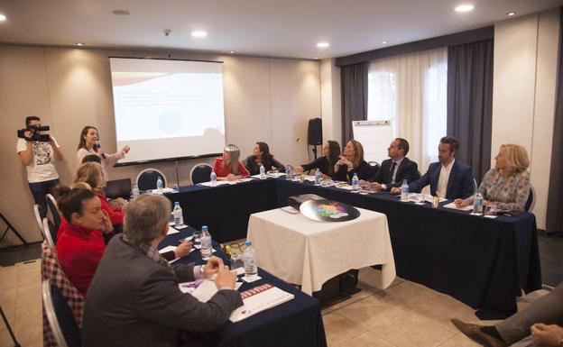 Antonio Méndez, Alhambra Nievas, Vanessa Martín, Paqui Bazalo, Javier García, Laura Pérez, Cristina Mena, Isabel Sánchez, Dana Cervantes, Theresa Zabell, Manuel Castillo, Jorge Vilda y Carmen Beamonte, todos los participantes en el debate de ayer./Francis Silva