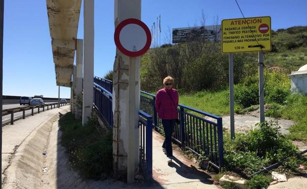 El cartel, instalado esta semana, solo está visible del lado de Mijas, y el puente sigue abierto./Iván Gelibter