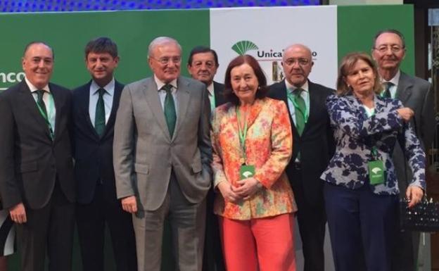 Las dos actuales consejeras, Petra Mateos Aparicio e Isabel Martín Castella, junto a parte del consejo de Unicaja durante la salida a bolsa el pasado verano. /Archivo
