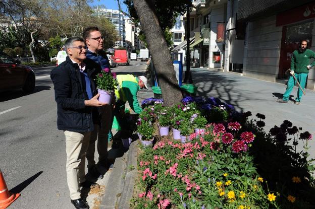 Javier García y Eloy Ortega, junto a a operarios del área. :: j-lanza/