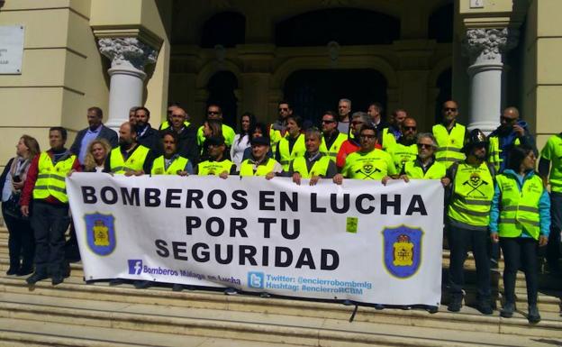 Los bomberos, a las puertas del Ayuntamiento de Málaga.