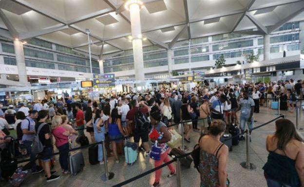 Intensa actividad en el aeropuerto, con 428 vuelos el Jueves Santo, que es el día de más tránsito. :: sur
/