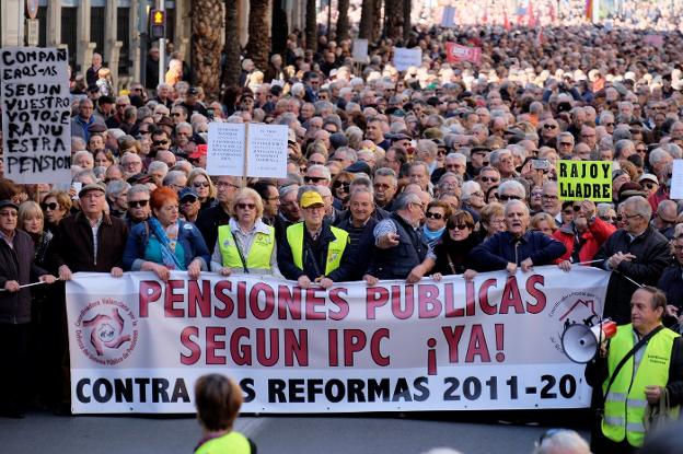 Miles de personas protestaron ayer en las calles de Valencia para que suban más las pensiones. :: reuters/