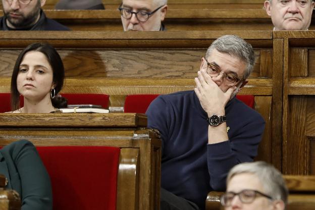 El diputado de la CUP, Carles Riera, sigue ayer desde su escaño el discurso de Turull. :: a. dalmau / efe/
