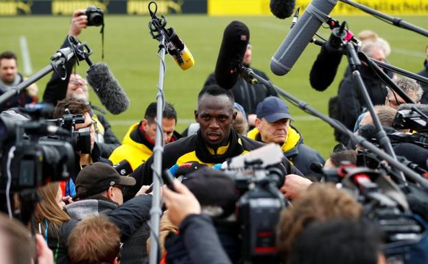 Usain Bolt atiende a la prensa tras su entrenamiento con el Dortmund. /Reuters