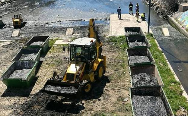 Una veintena de cubas de lodo se extrajeron ayer del río./