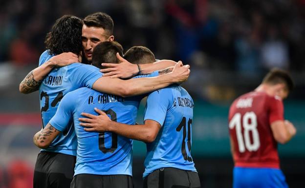 Los jugadores celebran el gol de Cavani. /Afp