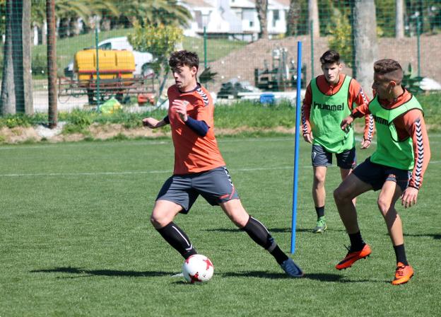 Chus Hevia, que puede reaparecer hoy, en un entrenamiento reciente. /