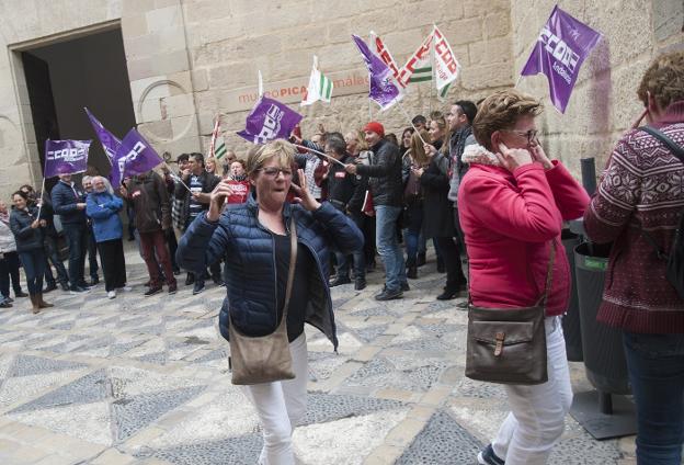 Un grupo de trabajadores se concentró a mediodía a las puertas del Museo Picasso Málaga./Francis Silva