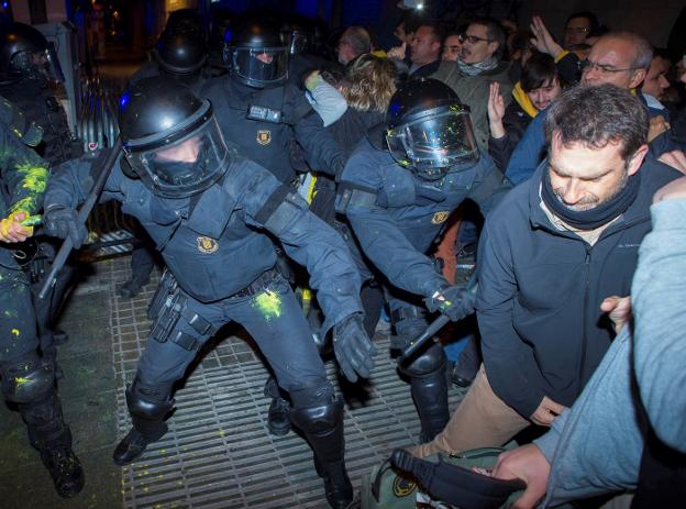 Los Mossos d'Esquadra cargan contra los manifestantes tras ser atacados con pintura. :: E. Fontcuberta / efe/
