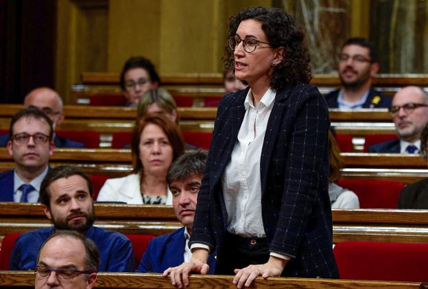 Marta Rovira, sin el lazo
amarillo horas antes
de huir en el pleno de
investidura de Jordi Turull.
:: LLUIS GENé / afp/