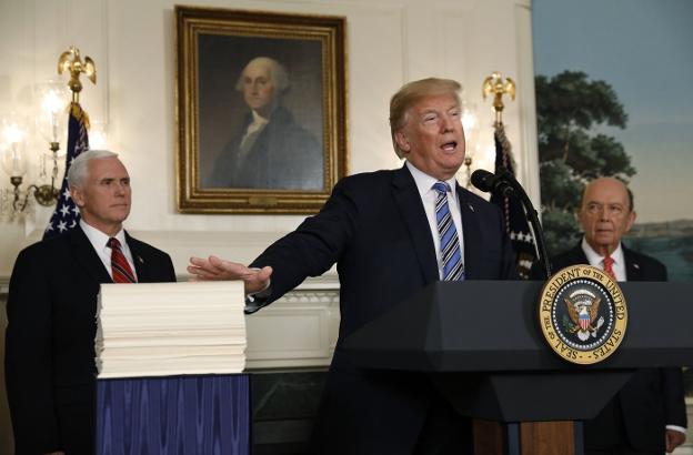 Trump, acompañado por el vicepresidente Pence y el secretario de Comercio, Ross, en la Casa Blanca. :: Kevin Lamarque / reuters/