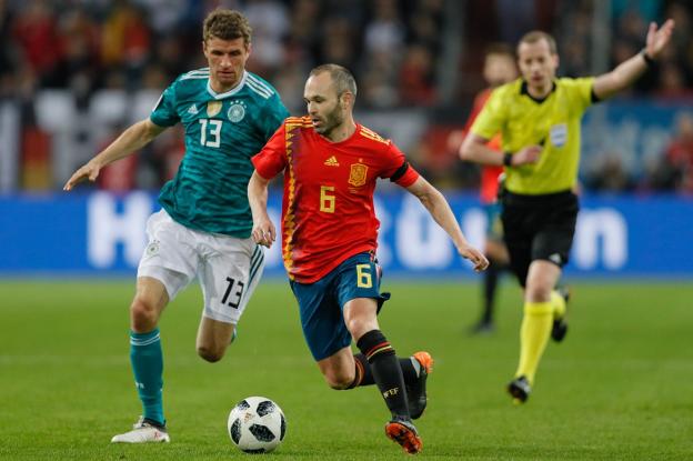 Andrés Iniesta conduce la pelota presionado por Thomas Müller, autor del gol de Alemania en el amistoso ante España de ayer. :: efe/