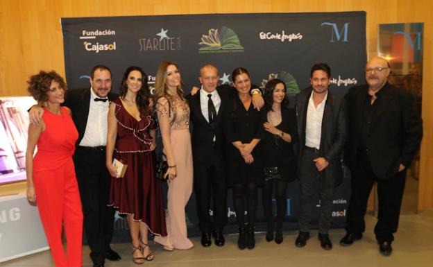 Antonio Banderas y Nicole Kimpel posan con los artistas invitados a la cena. /E. Morales