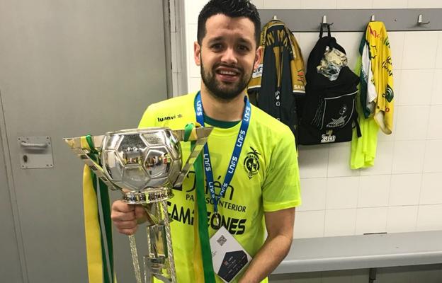 David Ruiz, 'Burrito', con el trofeo de la Copa de España en el vestuario del Wizink Center. /
