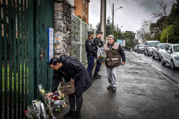 Vecinos de Carcasona depositan flores en homenaje a las víctimas de los ataques. / P. PAVANI / AFP