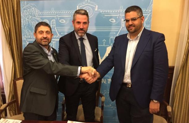 Martínez (CSSP), Maldonado (Cs) y González (PSOE), tras firmar el acuerdo. /