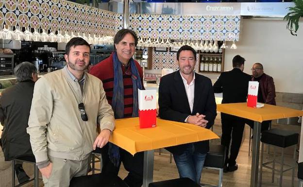 Damián Caneda, padre e hijo, junto a Javier Castro. /Juan Soto