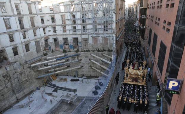 Estudiantes a su paso por el socavón de Tejón y Rodríguez./Ñito Salas