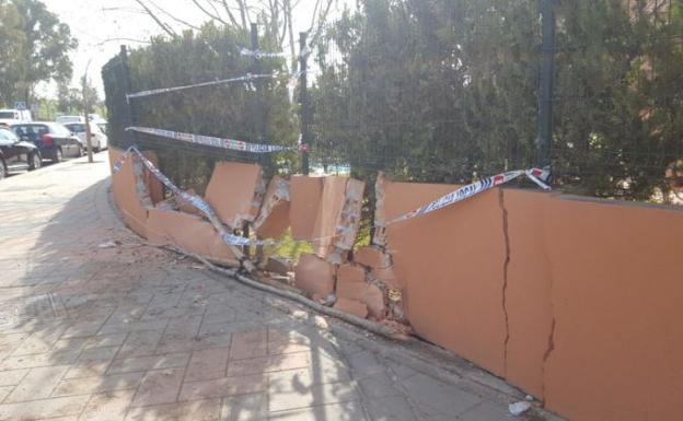 Destrozos provocados por la colisión de un vehículo en la zona./