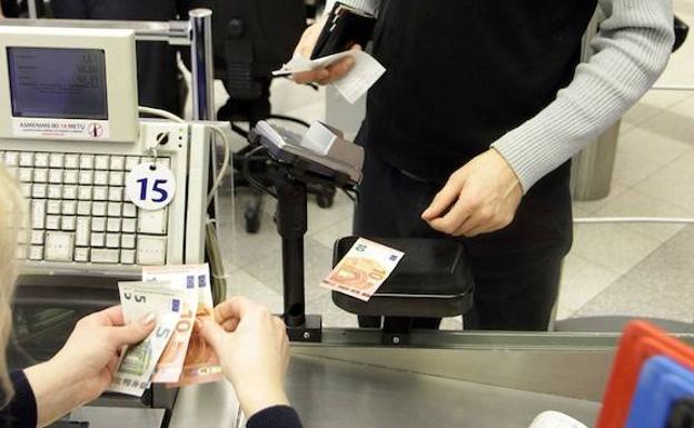 Entre otras ofertas de empleo, un supermercado busca personal para su línea de cajas/