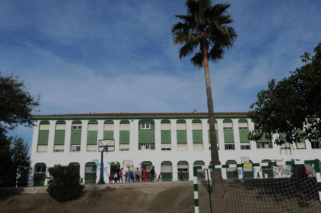 Pista polideportiva y edificio central del colegio José Banús ./Josele-Lanza