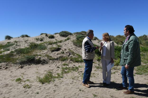 La alcaldesa Ángeles Muñoz, ayer, con el presidente de Pro Dunas, Fernando Piquer, y el delegado municipal de Playas, Manuel Cardeña. /Josele-Lanza
