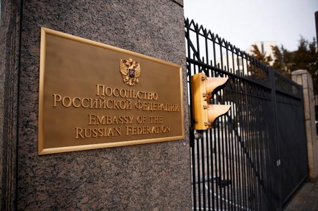 Entrada de la embajada rusa en Washington, una de las tres únicas que siguen abiertas en EE UU. :: efe/
