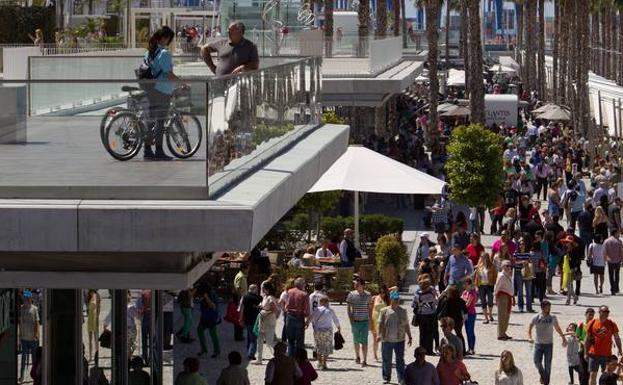 os comercios de Muelle Uno abren los dos días/SUR