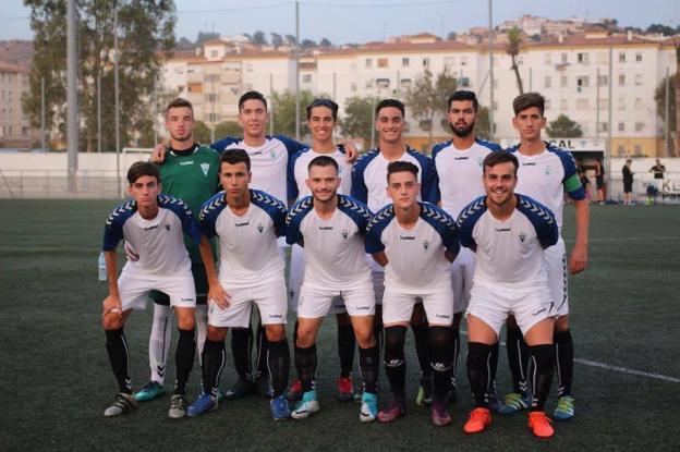 Alineación de esta temporada del Marbella juvenil, que se encuentra a sólo dos puntos de los puestos de ascenso.:: / SUR