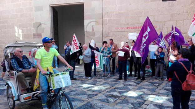 Un grupo de trabajadores del museo y sindicalistas se volvieron a concentrar ayer a las puertas del Museo Picasso Málaga. :: a. j. l./
