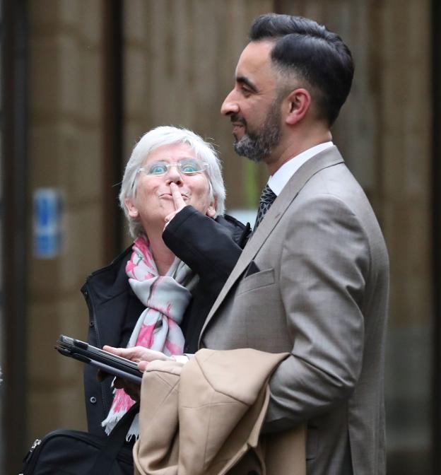 Ponsatí junto a su abogado, Aamer Anwar, tras ser puesta ayer en libertad. :: SCOTT HEPPEL / afp/
