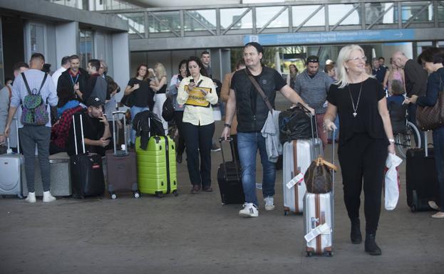 Viajeros recién llegados, ayer en la salida de la terminal T3 del Aeropuerto de Málaga. /FRANCIS SILVA