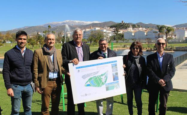 El alcalde y varios ediles veleños, en la presentación del proyecto de remodelación del recinto. /E. C.