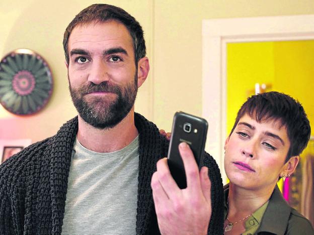 Jon Plazaola, en el papel de Iñaki, junto a María León (Carmen en la serie). :: antena 3/