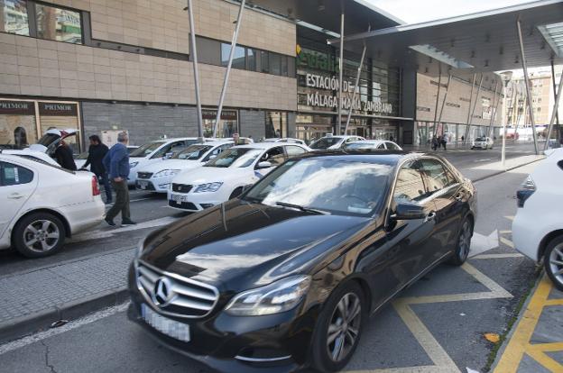 Una VTC, en la zona de precontratación de la estación María Zambrano situada junto a la parada de taxis.
/ FRANCIS SILVA