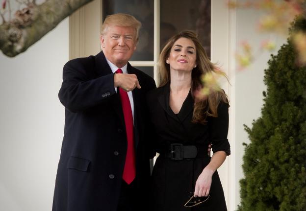 Donald J. Trump saluda junto a la directora saliente de Comunicaciones de la Casa Blanca, Hope Hicks. :: Michael Reynolds/ efe/