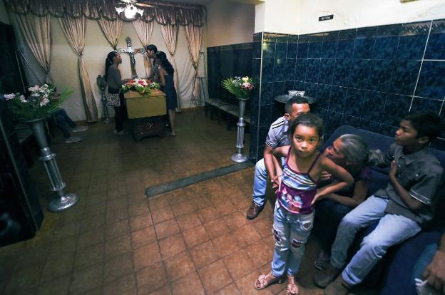 Velatorio de uno de los fallecidos en el incendio de los calabozos en la ciudad venezolana de Valencia. :: juan barreto/ afp/