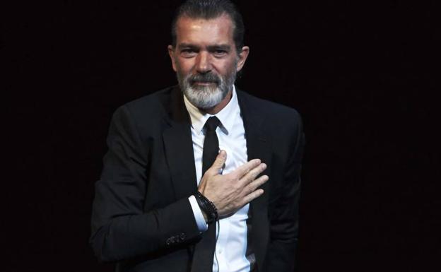 Un emocionado Antonio Banderas recogió el premio aniversario del XX Festival de Málaga en 2017. /Ñito Salas