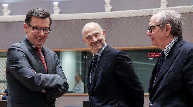 Román Escolano, con el comisario Pierre Moscovici y el ministro italiano Pier Carlo Padoa. :: O. H. / efe/