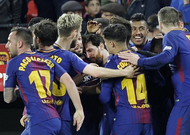 Los jugadores del Barcelona celebran el tanto de Messi en los últimos minutos del partido. :: afp/