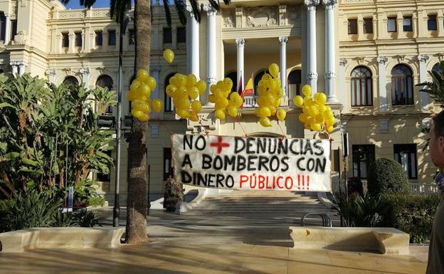Imagen de la pancarta de protesta en el Ayuntamiento de Málaga este domingo. /