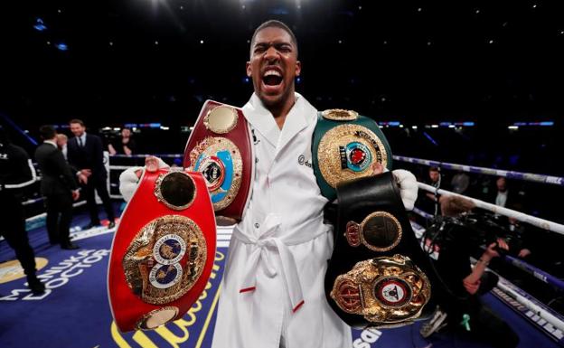 Anthony Joshua, con sus cinturones de la AMB, FIB, OMB y OIB. /Reuters