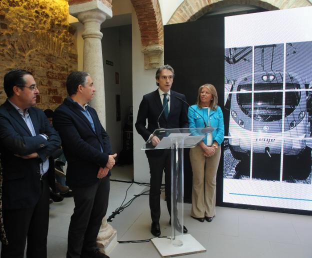 Briones, a la izquierda, en la presentación del proyecto. /Josele-Lanza -