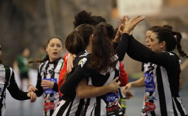 El equipo se saluda antes de un partido./SUR