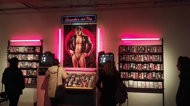 Instalación que emula los videoclubes de la década de los ochenta, que centra la primera muestra individual de Ricardo León. /S. Molina